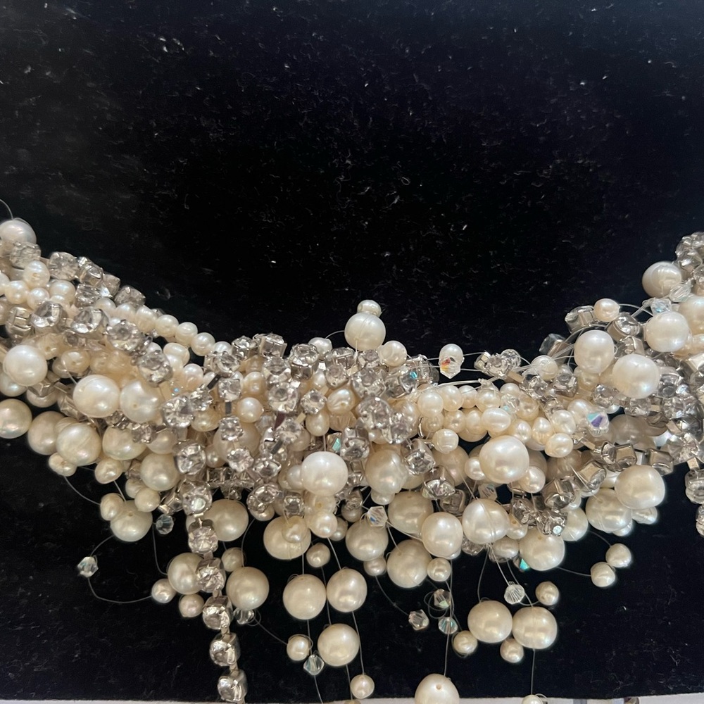 Elegant Silver and Pearl Necklace - Picture 2 of 3